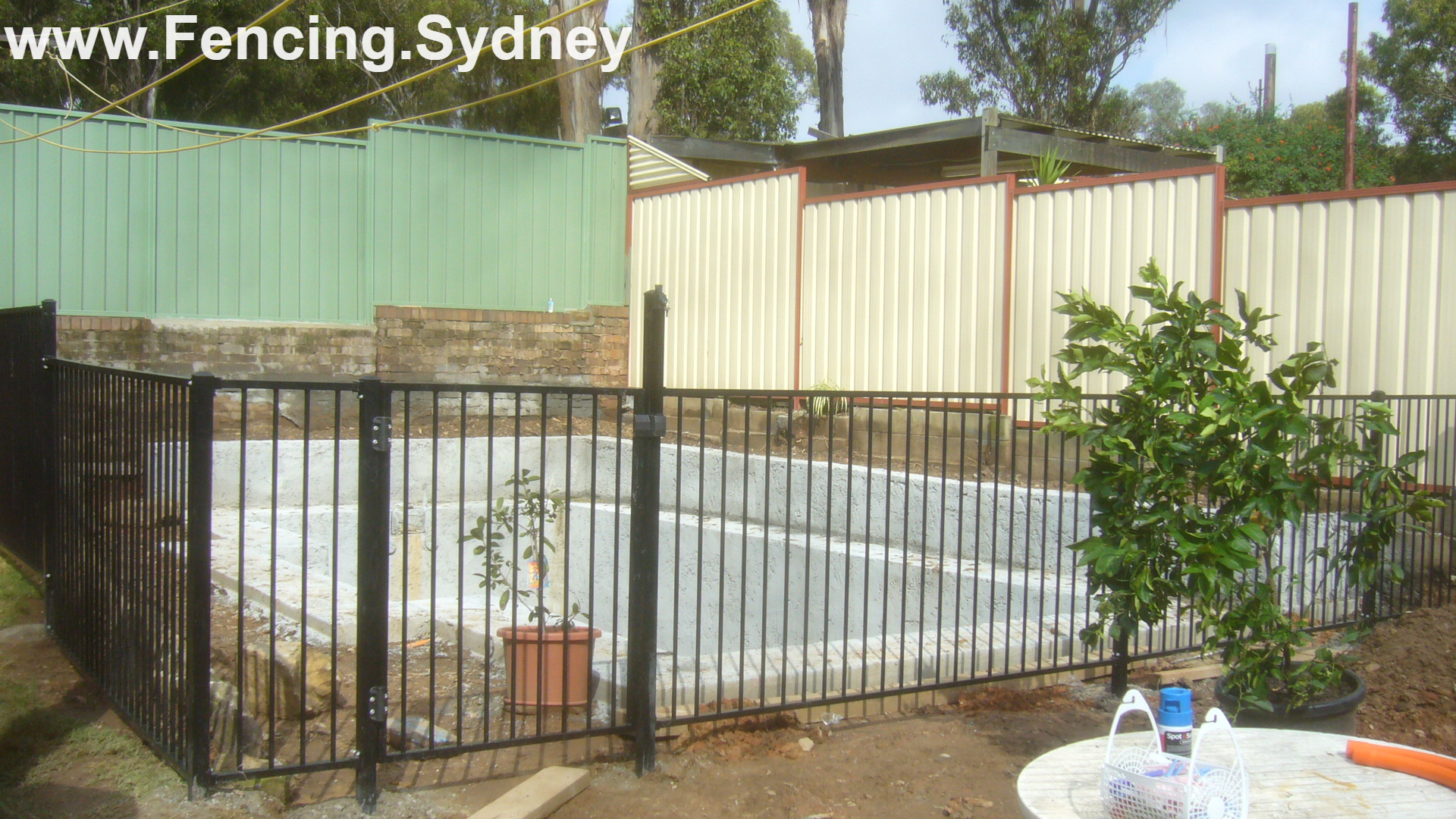 Flat top pool fence